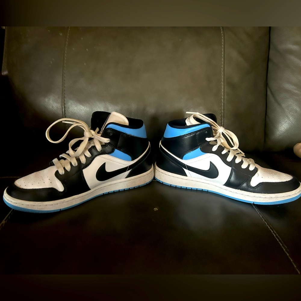 Jordan Womens WMNS Air Jordan 1 Mid Black/White/University. Rare colorway. Sz10